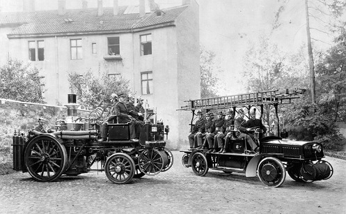 Löschzug der BF Basel 1905 mit Automobieldampfspritze und Elektroautomobiler Mannschafts- und Gerätewagen