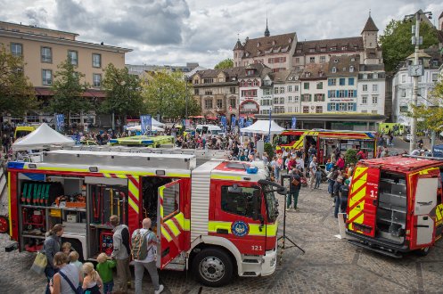 Barfüsserplatz am Blaulichttag 2023, im Vordergrund Fahrzeuge der Feuerwehr Basel